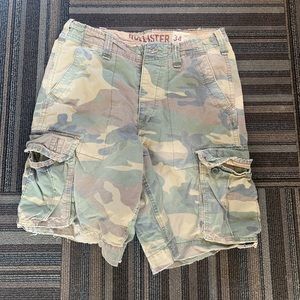 Men’s Hollister cargo camo shorts